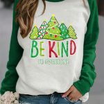 2025 Retro Christmas Tree Be Kind To Everyone Print Sweatshirt