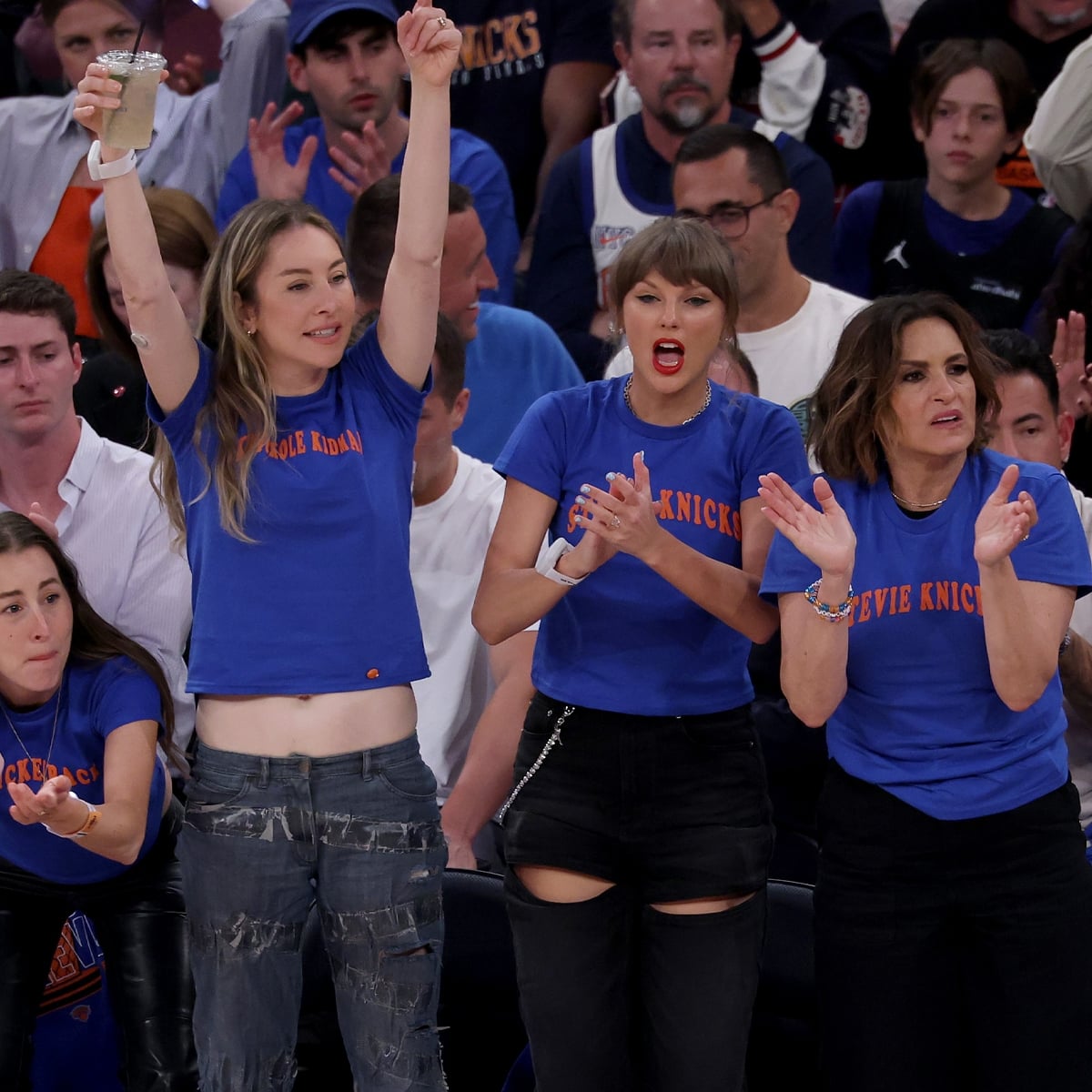 Este Haim Taylor Swift and Mariska Hargitay at Game 4 Cre X Este Haim Taylor Swift and Mariska Hargitay at Game 4 Cre X
